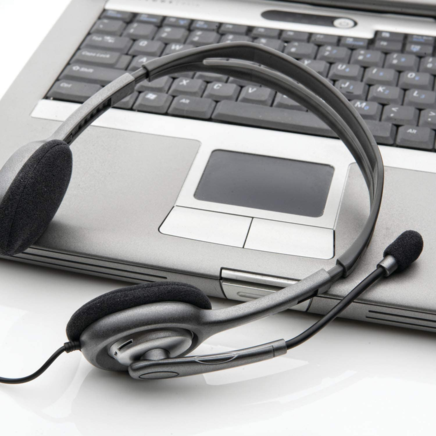 Tai nghe Logitech H111 trang bị với 1 microphone 1 chiều có tần số phản hồi 100Hz ~ 16,000Hz